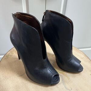 Vamp BCBGMaxAzria Black Peep-Toe Heels size 8.5